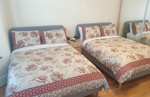Valentines Apartment | London Luxury 2 Bedroom Flat 5min walk from Overground, with FREE WIFI, FREE PARKING-Sleeps x6