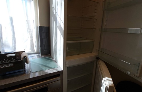 Clayhall Apartment | London Luxury 3 Bed Sleeps up to 12 guests, 1 min to Redbridge Stn Free Parking