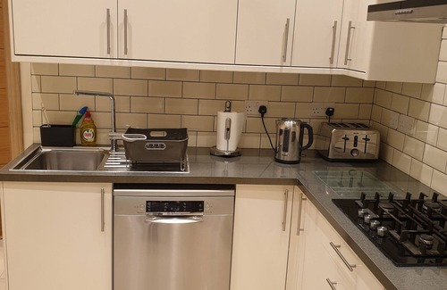 Valentines Apartment | London Luxury 3 Bedroom with 3 On suite Bathrooms and Free Parking Close to Tube
