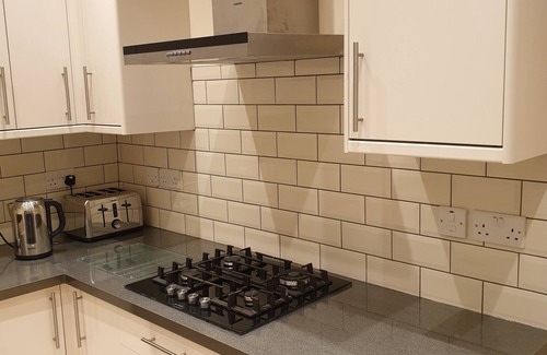 Valentines Apartment | London Luxury 3 Bedroom with 3 On suite Bathrooms and Free Parking Close to Tube