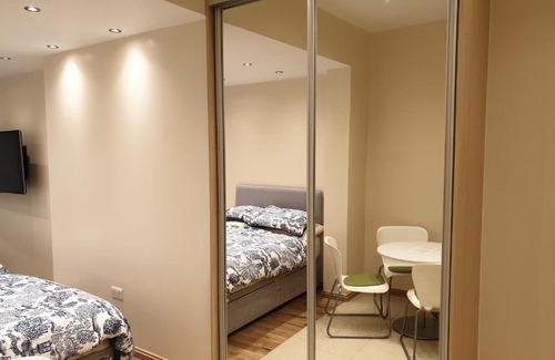 Valentines Apartment | London Luxury Apartments 3 Bedroom Sleeps 8 with 3 Bathrooms 4 mins walk to tube free parking