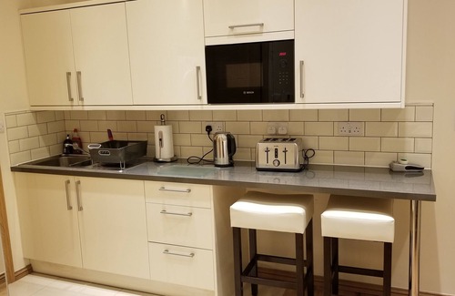 Clayhall Apartment | London Luxury Studio Flat #1 Orchid Apartment 1 minute from Underground Sleeps 2
