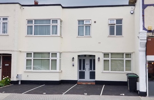 Clayhall Apartment | London Luxury Studio Flat #1 Orchid Apartment 1 minute from Underground Sleeps 2