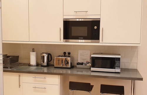 Valentines Apartment | London Luxury Studio Flat 4 mins to Ilford Stn with FREE parking