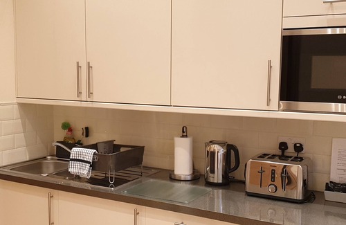 Valentines Apartment | London Luxury Studio Flat 4 mins to Ilford Stn with FREE parking