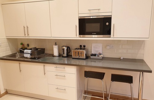 Valentines Apartment | London Luxury Studio Flat 4 mins to Ilford Stn with FREE parking
