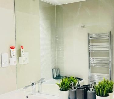London Borough of Hounslow Apartment | London LUXXE Apartments with Parking, Prime Location