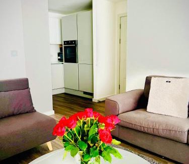 London Borough of Hounslow Apartment | London LUXXE Apartments with Parking, Prime Location