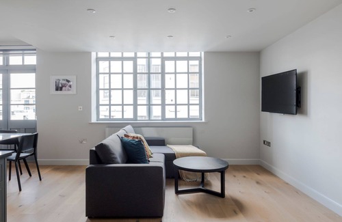 Clerkenwell Apartment | London's Calling - Farringdon - by Frankie Says