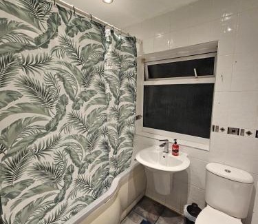 Dagenham House | London Serviced Accommodation x RM10 x DM 4 Weekly x Monthly Deals x Sleeps 10 x FREE Parking x FREE Wifi E