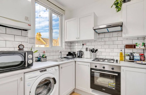 St. Ann's Apartment | London Serviced Apartment , 2 min walk to train station & near Tottenham Stadium