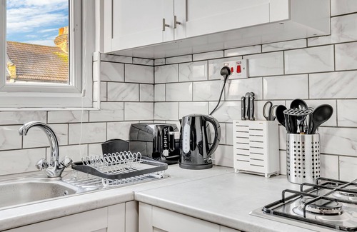 St. Ann's Apartment | London Serviced Apartment , 2 min walk to train station & near Tottenham Stadium