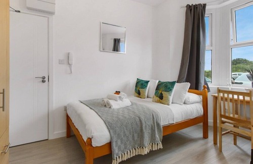 Dormers Wells Apartment | London Studio 5 Short Stay