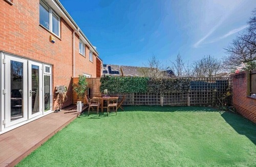 Dartford House | London Suburb Home, Sleeps 7 - Great Connections