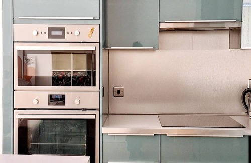 Gascoigne Apartment | London Urban living apartment with riverview