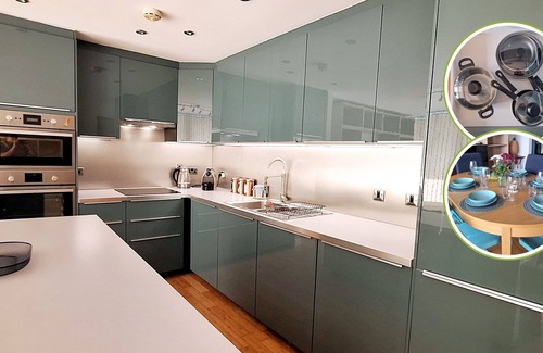 Gascoigne Apartment | London Urban living apartment with riverview