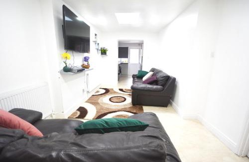 Leabridge Apartment | London Zone 2 Three Bedroom Apartment