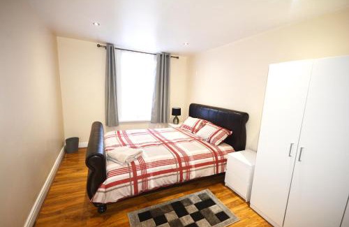 Leabridge Apartment | London Zone 2 Three Bedroom Apartment