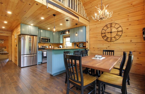 Londonderry Cabin | Londonderry Chalet w/Deck, Fire Pit & Views!