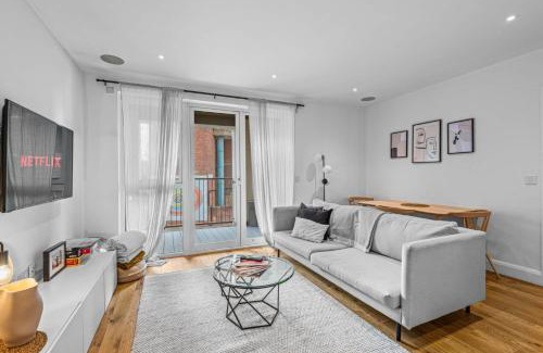 Golborne Apartment | Londwell Heart of Notting Hill Balcony Suite
