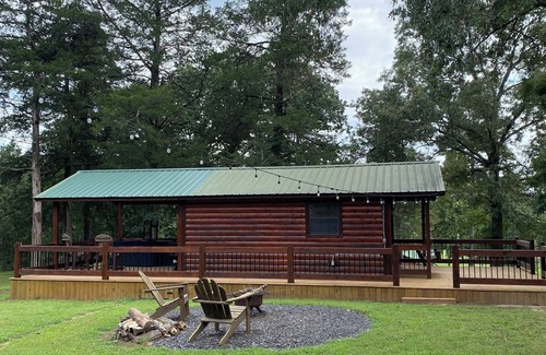 Battiest Cabin | Lone Oak-Sm Cozy 2 person cabin on a hill, Hot Tub, Fire Pit & Wood, Free WIFI