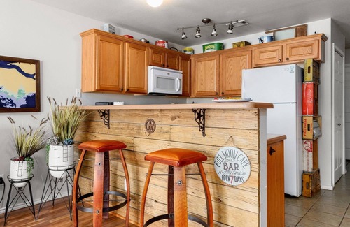 New Braunfels Condo | Lone Star Charm | Texas-Inspired Condo | Pool & Hot Tub | River Access | Walk to Schlitterbahn | Pet