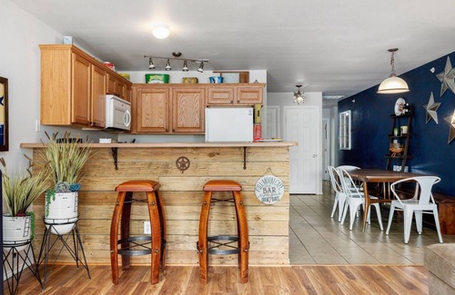 New Braunfels Condo | Lone Star Charm | Texas-Inspired Condo | Pool & Hot Tub | River Access | Walk to Schlitterbahn | Pet