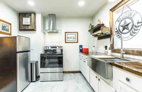 Lubbock House | Lone Star Suite: Rustic Luxe, 2 King Beds, Fireplace, Full Kitchen, courtyard