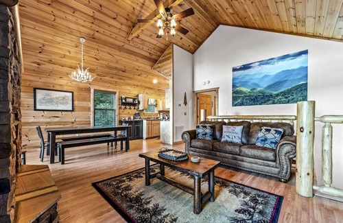 Gatlinburg - Pigeon Forge Cabin | Lonesome Pine Lodge| Dog Friendly~Views~Hot Tub
