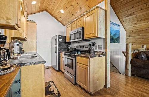 Gatlinburg - Pigeon Forge Cabin | Lonesome Pine Lodge| Dog Friendly~Views~Hot Tub