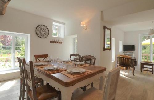 Saint-Fraimbault House | Longère avec Jardin Exotique, Terrasse et Wifi Inclus - FR-1-497-246
