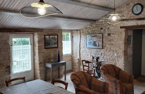 Saint-Vincent-sur-Jard House | Longère , Avec le Charme de la Pierre , au Calme, le Tout à 2 kms des Plages