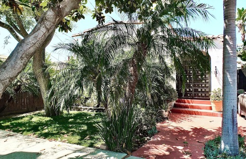 Zaferia House | Long Beach Breeze – Dreamy 2 BDR, Walk to Shopping & Dining, Mins to Beach