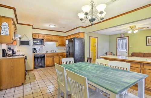 Long Beach House | Long Beach Hideaway: Walk to Beach, Shops & Bars!