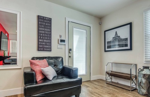 Eastside Apartment | Long Beach ✨ Studio Apartment ✨ Near Convention Center ✨ King Bed ✨ WiFi