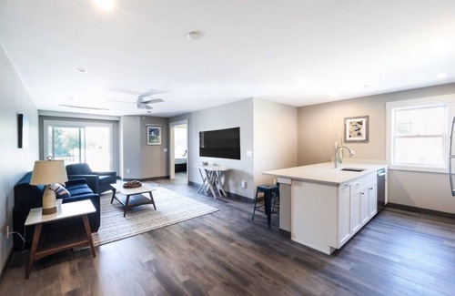 Gloucester Apartment | Long Beach Suites: 3 Mins Toes To Sand!