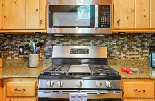 Mineral Bluff Cabin | Long range mountain views with total privacy and well equipped.
