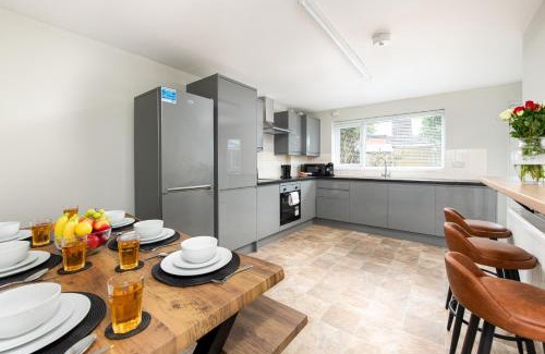 Filton House | Long Stays-Sleeps 9-Parking-By FabAccommodation