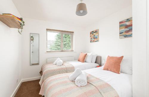 Filton House | Long Stays-Sleeps 9-Parking-By FabAccommodation