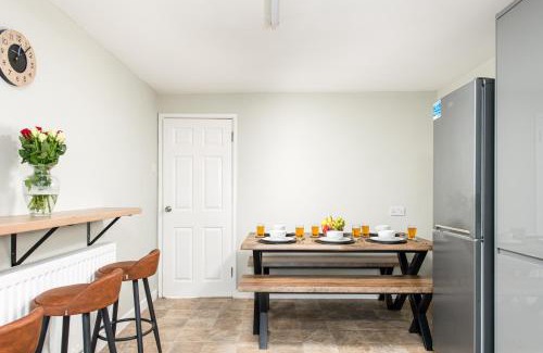 Filton House | Long Stays-Sleeps 9-Parking-By FabAccommodation