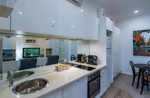 Kings Cross Apartment | Long-Term Listing - Oversized Potts Point Studio