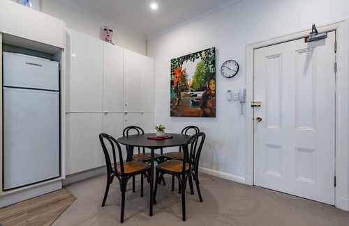 Kings Cross Apartment | Long-Term Listing - Oversized Potts Point Studio