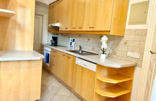Hernals Apartment | Long Term Stylish Apartment with Free Parking