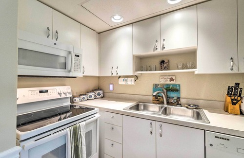 Longboat Key Condo | Longboat Key Condo w/Lanai: Walk to Beach & Shops
