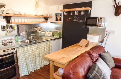 Wimborne Saint Giles Cottage | LONGHOUSE LODGE, romantic, with open fire in Mannington