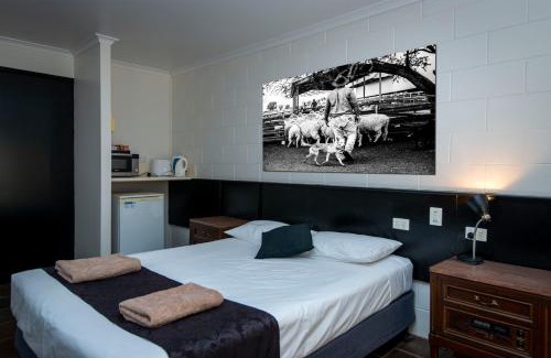Longreach Hotel | Longreach Most Central Motel