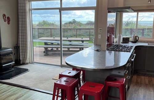 Waikanae House | LONGSHORE: Absolute beachfront, spa pool, tennis court, swimming pool and more!