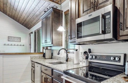 Glenville Cottage | Longview Cottage - Tiny Home packed with modern charm & Chinquapin Amenities
