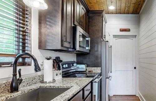 Glenville Cottage | Longview Cottage - Tiny Home packed with modern charm & Chinquapin Amenities