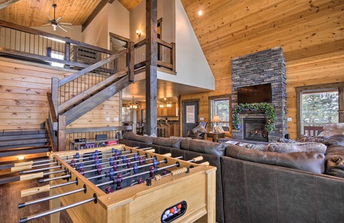 Mammoth Creek Cabin | 'Longview Lodge' w/Furnished Deck & Fire Pit!